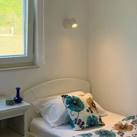 Angolo * موستار
